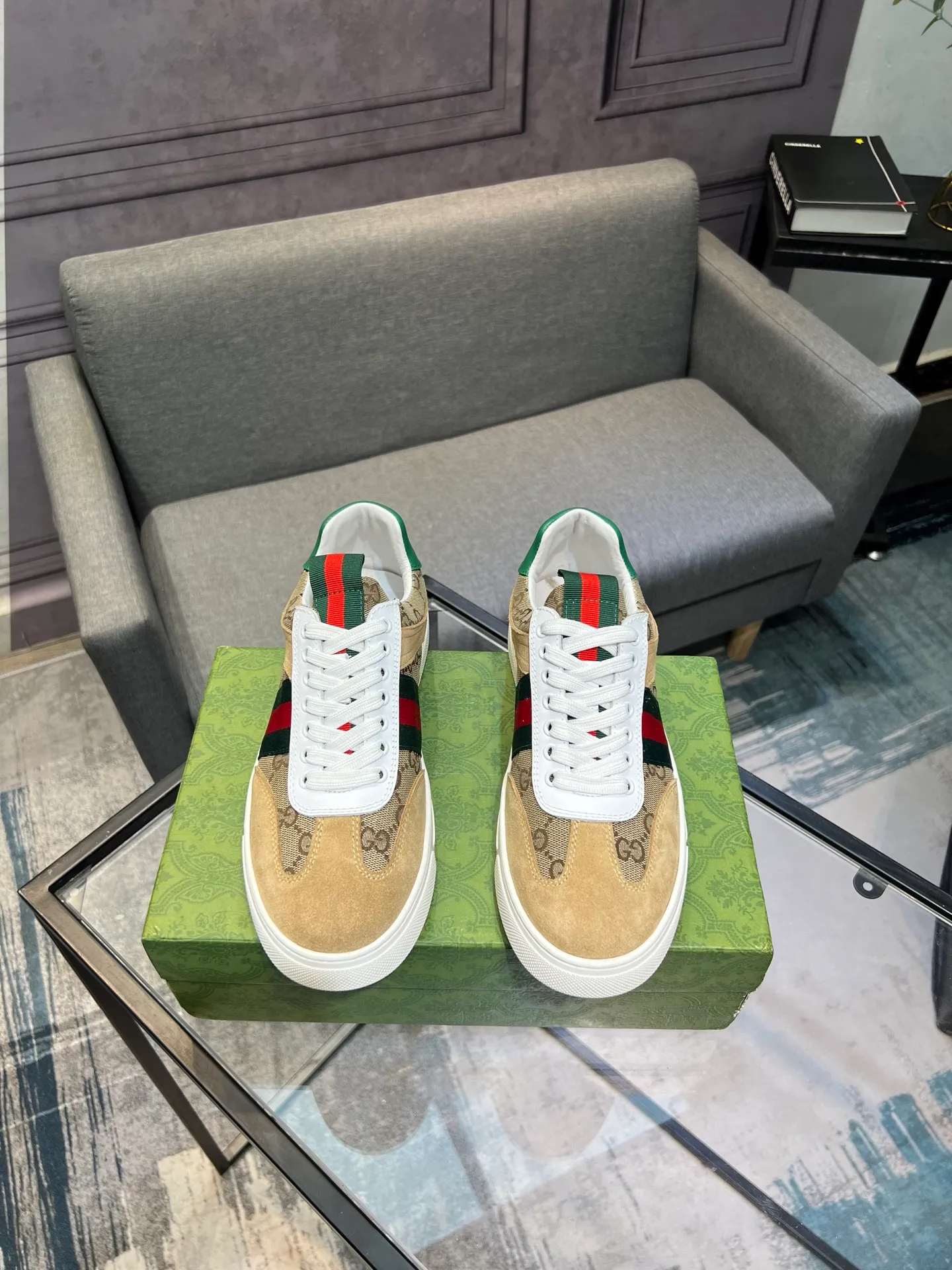Men's Men's Shoes 💰440 Gucci Gucci's latest trendy shoes and casual shoes are popular in physical stores, new spring and summer comfortable imported custom original cowhide, unique jacquard fabric element design. With sheepskin lining, original bottom, 💪 details determine quality, you can enter and leave the counter at will, welcome to compare🇮🇹, code number 38-44 (45 customized)